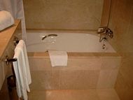 Standard-Badezimmer - Badewanne mit Dusche Rollstuhlgerechtes Hotel Mallorca behindertengerecht Playa de Palma