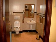 Behinderten-WC im Gebäude - WC mit Haltegriff Rollstuhlgerechtes Hotel Mallorca behindertengerecht Playa de Palma