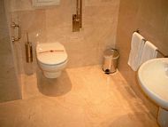 Behindertengerechtes Badezimmer - WC mit Haltegriffen Rollstuhlgerechtes Hotel Mallorca behindertengerecht Playa de Palma